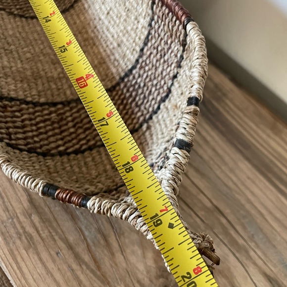 Basket-Vintage Ethiopian Handmade/woven Basket - Picture 5 of 7